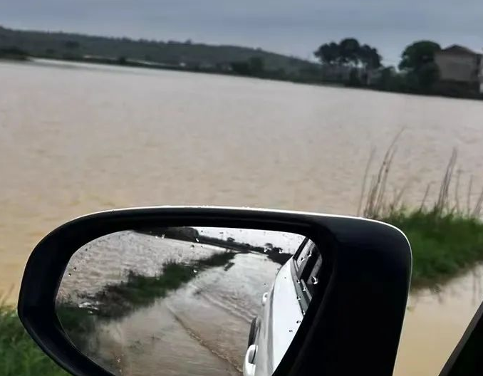 江西暴雨告急！连片鱼塘被冲毁，损失惨重！